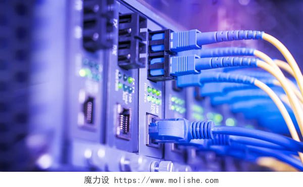 服务器机房内插头电缆特写网络核心交换机上连接的光纤电缆闭合